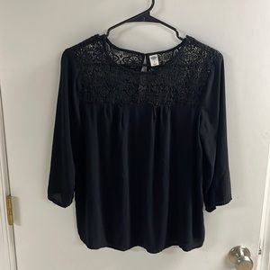Beautiful peasant blouse with lace detail